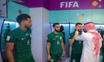 وزير الرياضة السعودي يواسي لاعبا أخطأ في مباراة بولندا: ارفع رأسك