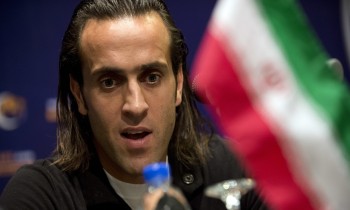 نجم كرة القدم الإيراني علي كريمي: تلقيت تهديدات بالقتل من عملاء للنظام (فيديو)