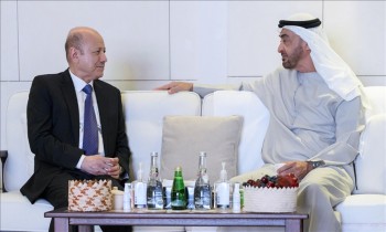أبو ظبي.. بن زايد يبحث مع رئيس مجلس القيادة اليمني العلاقات الثنائية