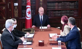 تونس: محاكمات مقربين من رئيس يشك بالجميع!