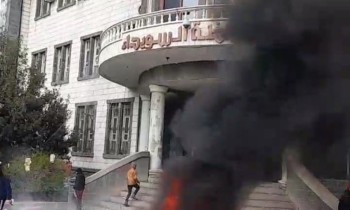 سوريا.. السويداء تنتفض ضد الأسد وتحرق مبني السرايا الحكومي