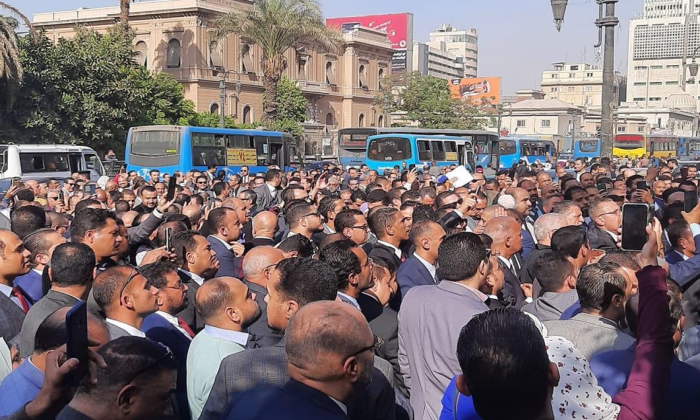 المحامون في الشارع ونقابات أخرى تفكر.. هل تتوسع الاحتجاجات في مصر؟