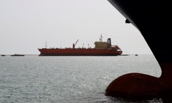 هجوم يستهدف سفينة تجارية أثناء عبورها البحر الأحمر