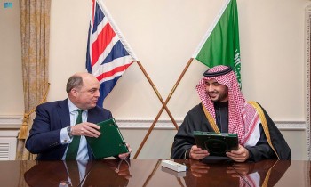 وزيرا دفاع السعودية وبريطانيا يوقعان خطة تعاون دفاعي مشترك
