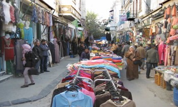 تقرير: الغلاء يجبر المصريين على شراء الملابس المستعملة.. ووكالة البلح تشهد رواجا