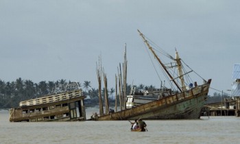 بعد شهر في البحر.. مركب يحمل عشرات الروهينجا يصل إلى إندونيسيا