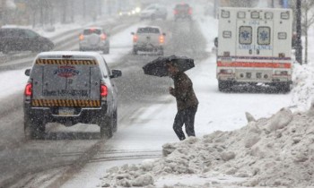 العاصفة الثلجية تقتل 36 شخصا في أمريكا وكندا