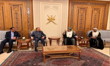 وزير خارجية إيران من مسقط: عمان مركز الحوار الإقليمي حول مختلف القضايا