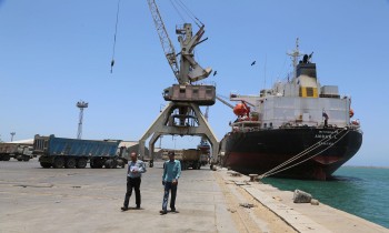 تبادل اتهامات بين الحكومة اليمنية والحوثيين.. والجماعة: التحالف احتجز سفن وقود لنا