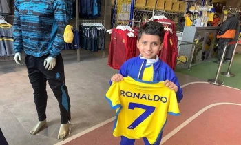 إقبال غير مسبوق على شراء قميص رونالدو في متاجر النصر (فيديو)