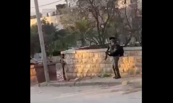 قوات الاحتلال تنسى مجندة في بلدة فلسطينية.. شاهد هلعها