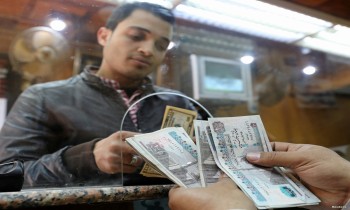 مصر.. الدولار يتراجع بعد كسر حاجز الـ32 جنيها وتوقعات متشائمة