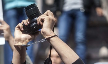 إيكونوميست: الأنظمة العربية تحاول إسكات الصحافة بالقمع والتخويف