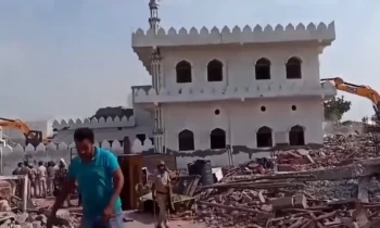 الهند تهدم مسجدا تاريخيا عمره 5 قرون بحجة توسعة طريق (فيديو)
