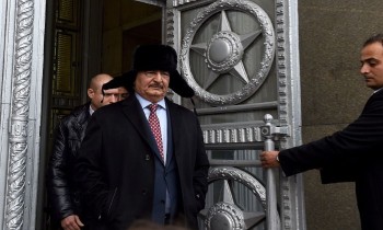 صحيفة روسية: رحيل حفتر يشكل اختبارا لنفوذ موسكو في ليبيا