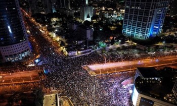 تل أبيب.. عشرات آلاف الإسرائيليين يتظاهرون ضد حكومة نتنياهو