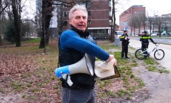 بعد حرقه بالسويد.. زعيم حركة متطرفة يدوس القرآن في هولندا بحماية الشرطة (فيديو)
