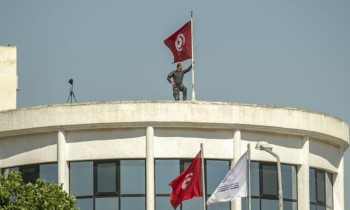 العفو الدولية تطالب تونس بإسقاط أحكام عسكرية عن مدنيين