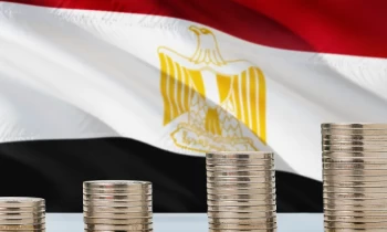 بلومبرج: انهيار الجنيه المصري أدى لتقليص الوظائف وعمليات الشراء