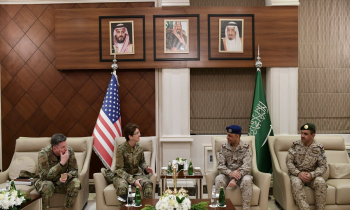 خلال اجتماعين منفصلين بالرياض.. مباحثات سعودية أمريكية حول التعاون العسكري واليمن
