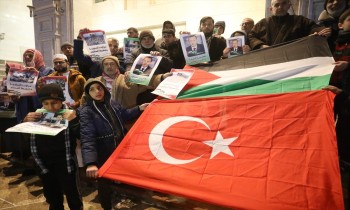 فلسطينيون ينظمون وقفة بغزة تضامنا مع تركيا وسوريا