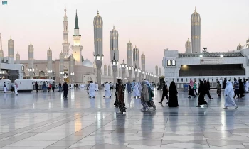 السعودية.. دخول امرأتين دون حجاب ساحة المسجد النبوي يثير استياء حادا (فيديو)