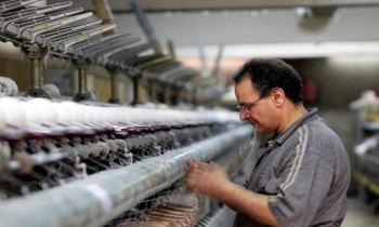ميدل إيست آي: نقص الدولار يجبر المصنعين المصريين على التهريب والتجارة غير المشروعة