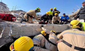 زلزال تركيا.. فريق عماني ينجح بإنقاذ رجل وسيدة من تحت الأنقاض (صور وفيديو)