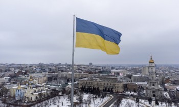 كيف تدير الحكومة الأوكرانية ماكينة الدولة والحرب بعد عام من بدء الغزو؟