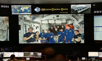 الرائد الإماراتي النيادي ورفاقه يصلون إلى محطة الفضاء الدولية