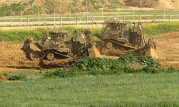 إسرائيل تقصف غزة بالمدفعية بعد استهداف جرافة لها بعبوة ناسفة