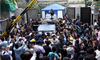 الشرطة تقتحم منزله.. عمران خان: السلطات وضعت خطة لاعتقالي