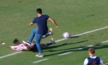 بدون مبرر.. مدرب يعتدي على لاعب في الدوري الأرجنتيني (فيديو)