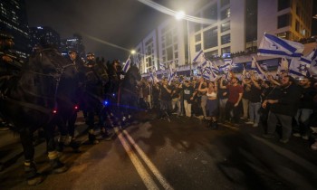 اشتداد التظاهرات في إسرائيل عقب إقالة وزير الجيش