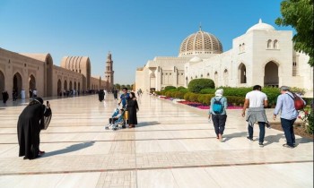 دعوات عمانية لإلزام السائحين بارتداء "ملابس محتشمة"