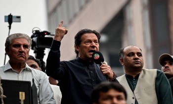 انتقد معاملته كإرهابي.. عمران خان: الانتخابات الحل الوحيد لأزمة باكستان