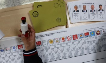 التصويت في انتخابات تركيا.. سبايدرمان وراعي بقر ومسنون وأطول رجل وامرأة (فيديو وصور)