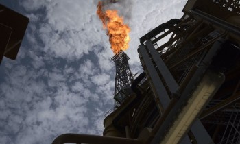 النفط يتراجع إلى 75 دولارا للبرميل بسبب تباطؤ اقتصاد الصين والتطورات الدولية
