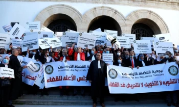 "الرئيس يرهب القضاء".. قضاة تونسيون مقالون يتظاهرون ضد قيس سعيد